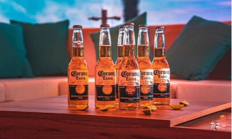 Corona Extra biertjes op tafel Corona Extra biertjes op tafel